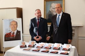 Cumhurbaşkanı Tatar, Londra’da Kıbrıs Türk örgütleri temsilcileri ve gençlerle bir araya geldi