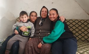 ‘Ben de senin evladınım’… Demokrasi Ortaokulu öğrencilerinden anlamlı davranış