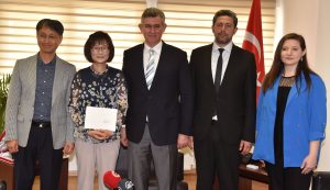 Güney Koreli çift, depremzedeler için topladıkları bağışı Büyükelçiliğe iletti