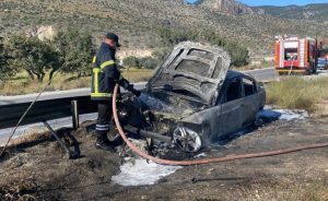 El freni çekili kalan seyir halindeki araç yandı