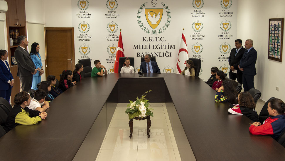 Nazım Çavuşoğlu, makamını Alasya İlkokulu öğrencisi Ela Kızıltunçlar’a devretti