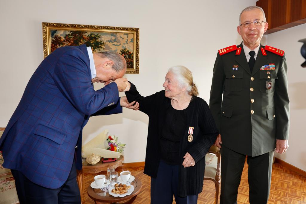 Cumhurbaşkanı Tatar, Anneler Günü dolayısıyla ziyaretlerde bulundu, madalya takdimi yaptı