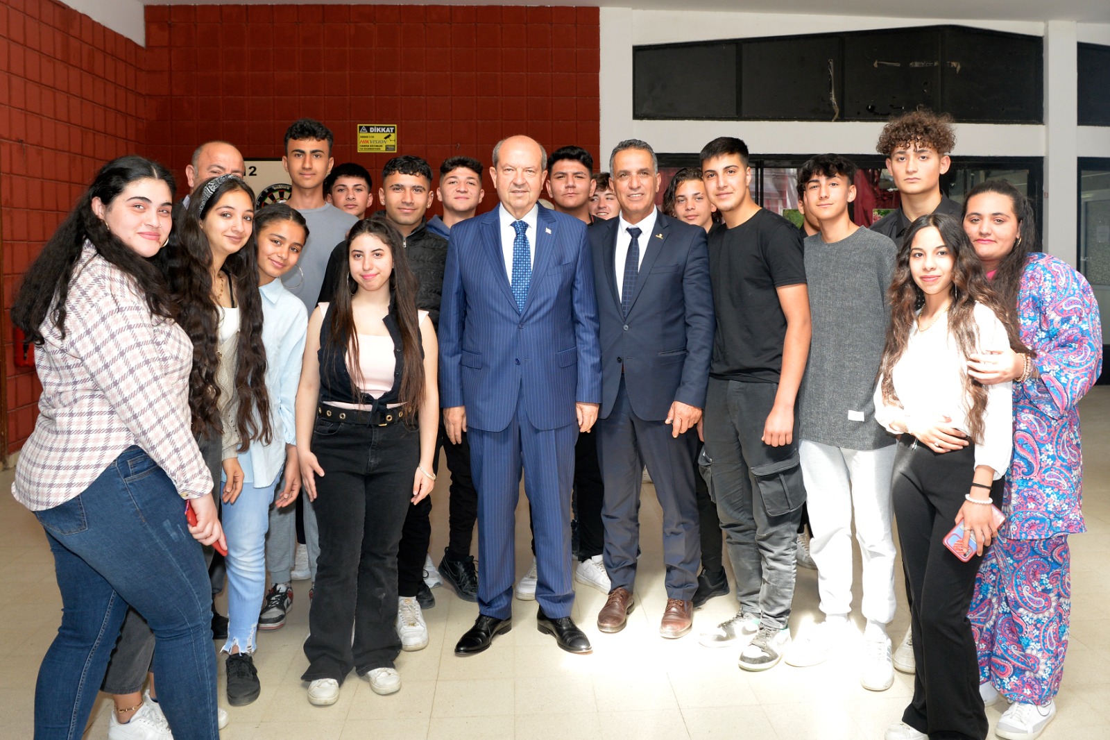 Cumhurbaşkanı Tatar, LTL’de düzenlenen Yabancı Dil Şenliği’ne katılarak öğrencilerle bir araya geldi