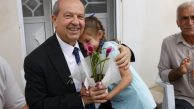 Babasına kavuşunca mutluluğunu Cumhurbaşkanı Tatar ile paylaştı
