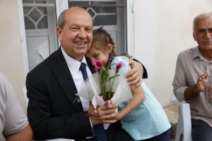 Babasına kavuşunca mutluluğunu Cumhurbaşkanı Tatar ile paylaştı