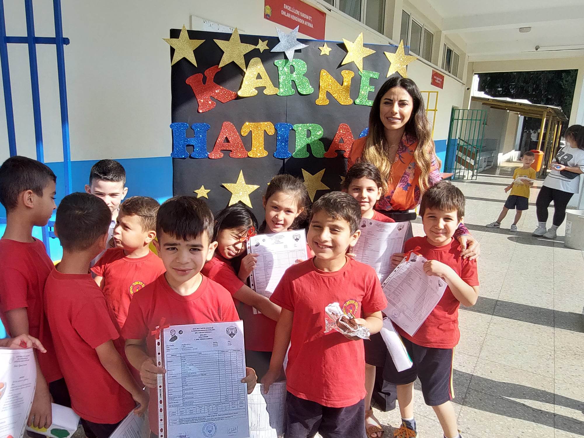 İlkokullarda karneler dağıtıldı, yaz tatili başladı