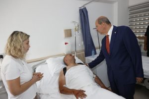 Cumhurbaşkanı Tatar, trafik kazası geçiren polis memuru Namık Özkan’ı hastanede ziyaret etti