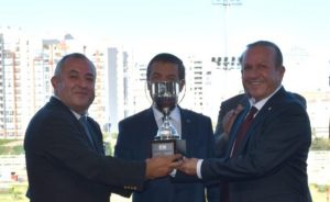 Ataoğlu ve Ertuğruloğlu kazanana kupasını takdim etti