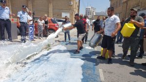 Hayvancılar Tarım Bakanlığı önüne süt döktü…