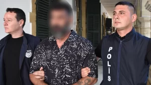 Üvey kızının karşısında mastürbasyon yaptı