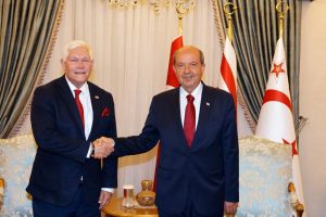 Rum basını: Pete Sessions “tepki ve baskılara” rağmen Ercan’dan KKTC’ye geldi