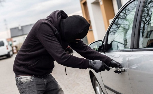 Gönyeli’de iki farklı araçtan malzeme ve para çalan zanlı tespit edilerek tutuklandı