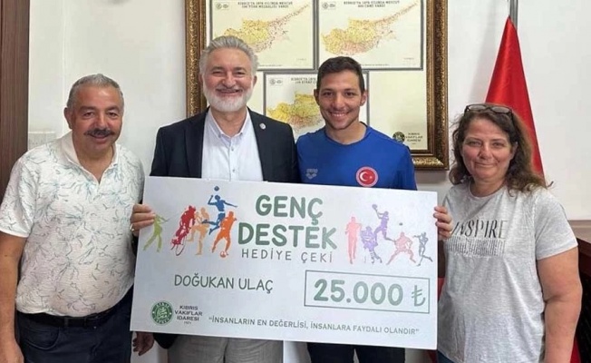 Başarılı sporcu Doğukan Ulaç’a ‘Evkaf Genç Destek Hediye Çeki’ verildi