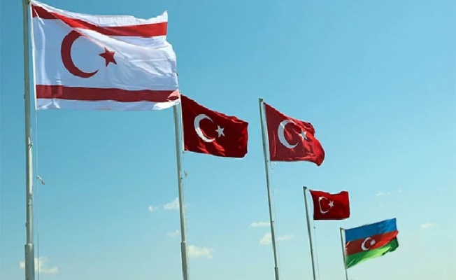 Süzgün Rüzgarlarda Dalgalanan Ay-Yıldız