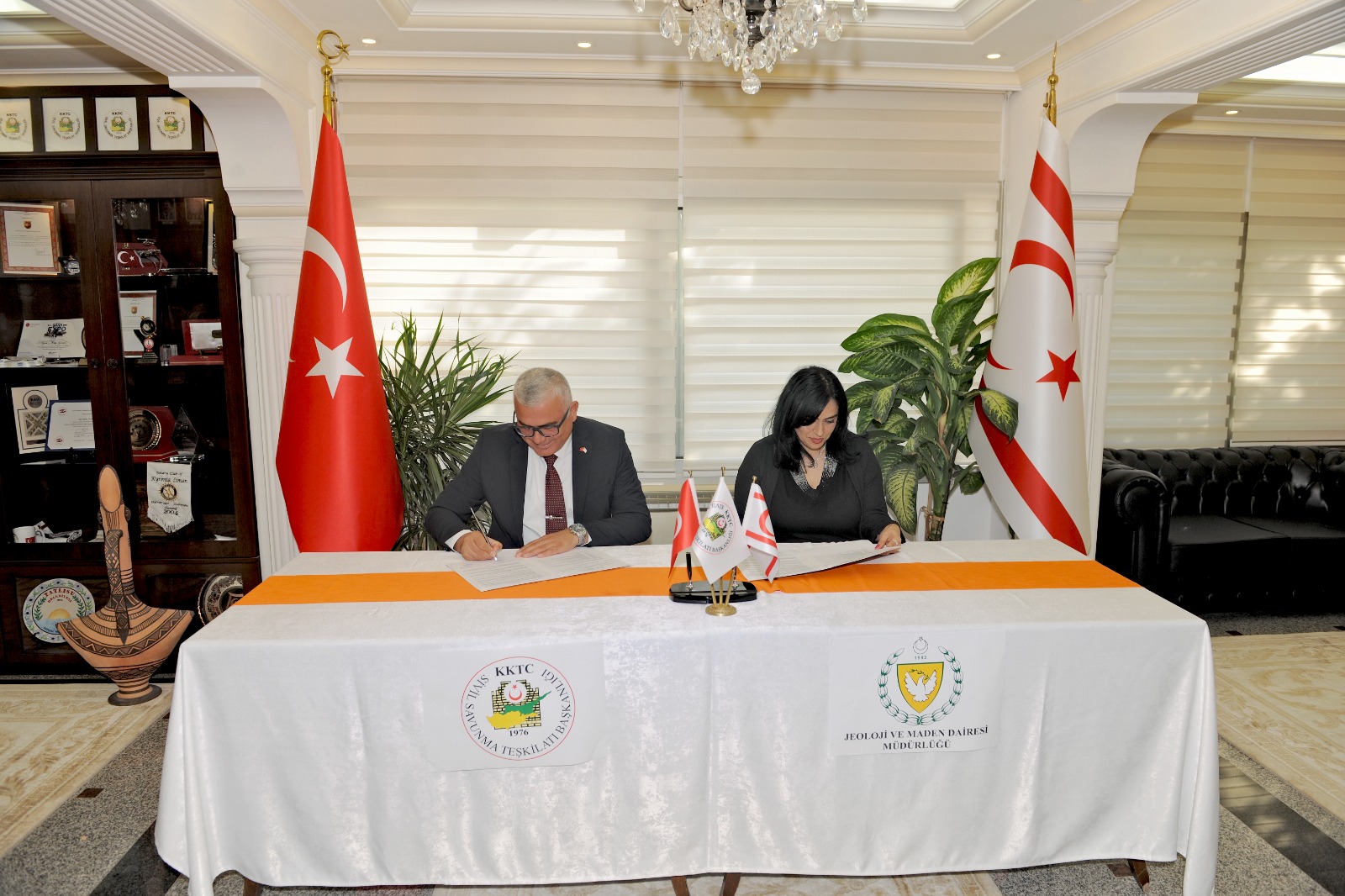SİVİL SAVUNMA TEŞKİLATI BAŞKANLIĞI İLE JEOLOJİ VE MADEN DAİRESİ MÜDÜRLÜĞÜ ARASINDA İŞBİRLİĞİ PROTOKOLÜ İMZALANDI.