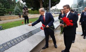 Cumhurbaşkanı Tatar, Umummilli Lider Haydar Aliyev’in Anıt Mezarını ziyaret etti