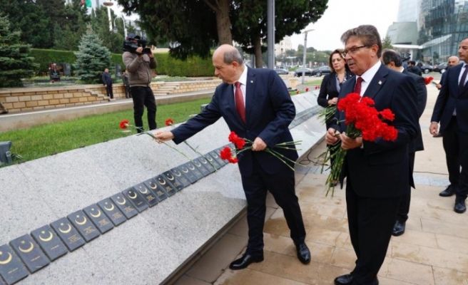 Cumhurbaşkanı Tatar, Umummilli Lider Haydar Aliyev’in Anıt Mezarını ziyaret etti