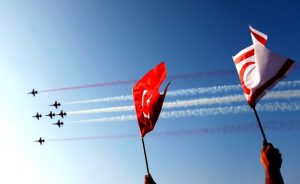 Türk Yıldızları Lefkoşa semalarında gösteri yaptı