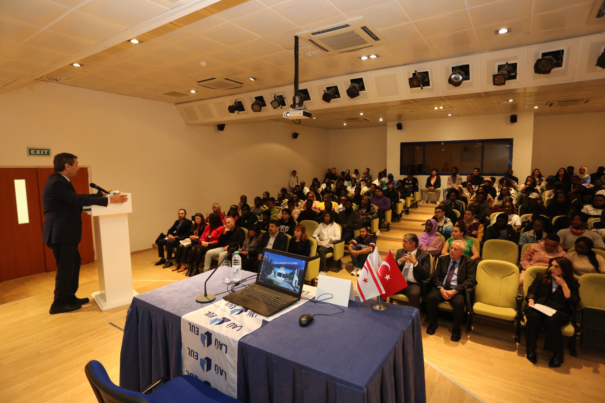 Dışişleri Bakanı Ertuğruloğlu, LAÜ’de konferans verdi