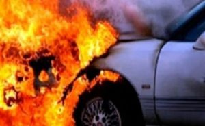 Lefkoşa’da park halindeki aracın motor bölümündeki yakıt kaçağı alevlendi