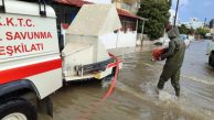 Sivil Savunma ekipleri su baskınlarına müdahale ediyor