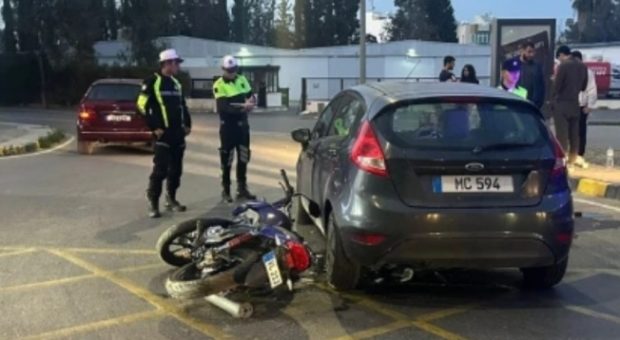 Lefkoşa’da kaza: 19 yaşındaki motosiklet sürücüsü Sami Sevinç ağır yaralandı