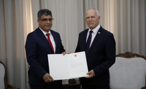 Töre, YÖDAK üyeliğine seçilen Prof. Dr. Cellatoğlu’na görevlendirme yazısını takdim etti