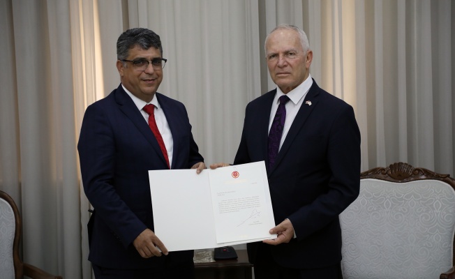 Töre, YÖDAK üyeliğine seçilen Prof. Dr. Cellatoğlu’na görevlendirme yazısını takdim etti