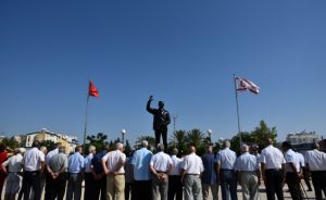Kıbrıs Barış Harekatı’nın 50’nci yıl dönümü nedeniyle Bülent Ecevit heykeli önünde tören düzenlendi