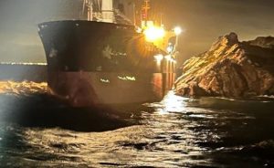 Mersin açıklarında yük gemisi yan yattı