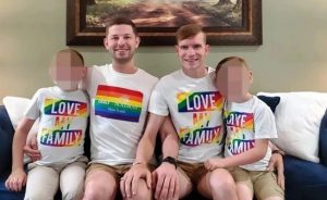 ABD’de eşcinsel çift, evlat edindikleri oğullarına tecavüz ettiği gerekçesiyle şartlı tahliye olmaksızın 100 yıl hapis cezasına çarptırıldı