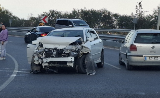 Girne-Lefkoşa ana yolunda bariyerlere çarptı!