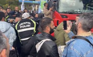 Meclis önünde eylem gerginliği: Eylemciler ile polis arasında arbede!