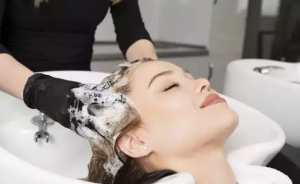 İngiliz nörobilimci: Kuaförde saç yıkatmanın gizli bir sağlık riski var