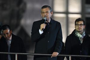 CHP Genel Başkanı Özel, İBB binası önünde toplananlara hitap etti: “Korkuyu evde unuttuk”