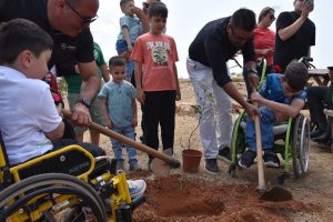 Ortopedik Özürlüler Derneği’nden Derinya’da ağaç dikme ve piknik etkinliği