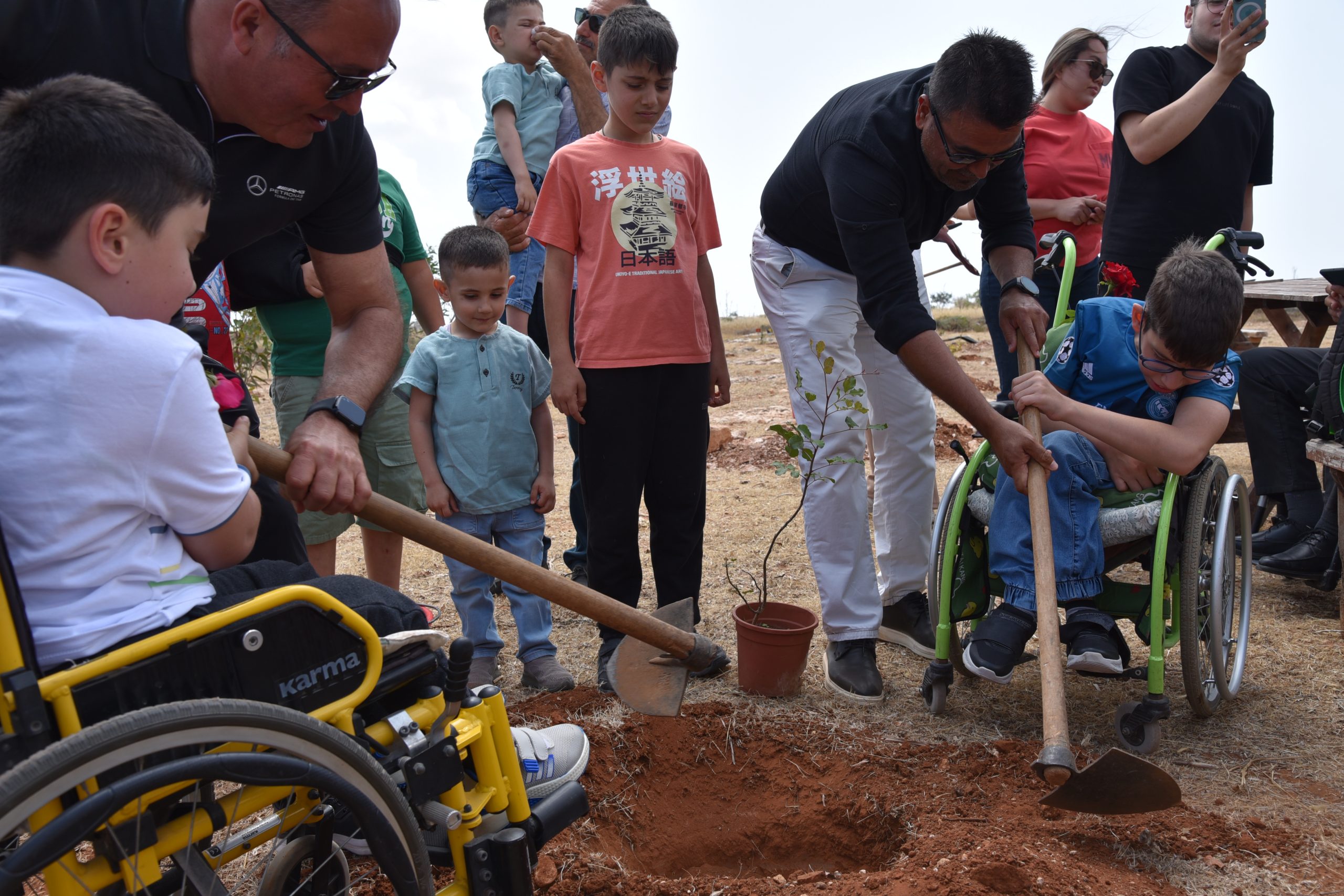 Ortopedik Özürlüler Derneği’nden Derinya’da ağaç dikme ve piknik etkinliği