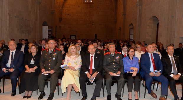 Cumhurbaşkanı Tatar ve eşi Sibel Tatar GKK Bandosu konserini izledi