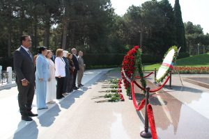 Bakan Gardiyanoğlu, Azerbaycan ve Türk şehitliklerini ziyaret etti