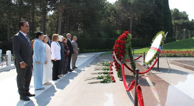 Bakan Gardiyanoğlu, Azerbaycan ve Türk şehitliklerini ziyaret etti