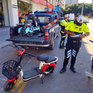 Polis, elektrikli scooterlarla ilgili kuralları hatırlatarak uyarılarda bulundu