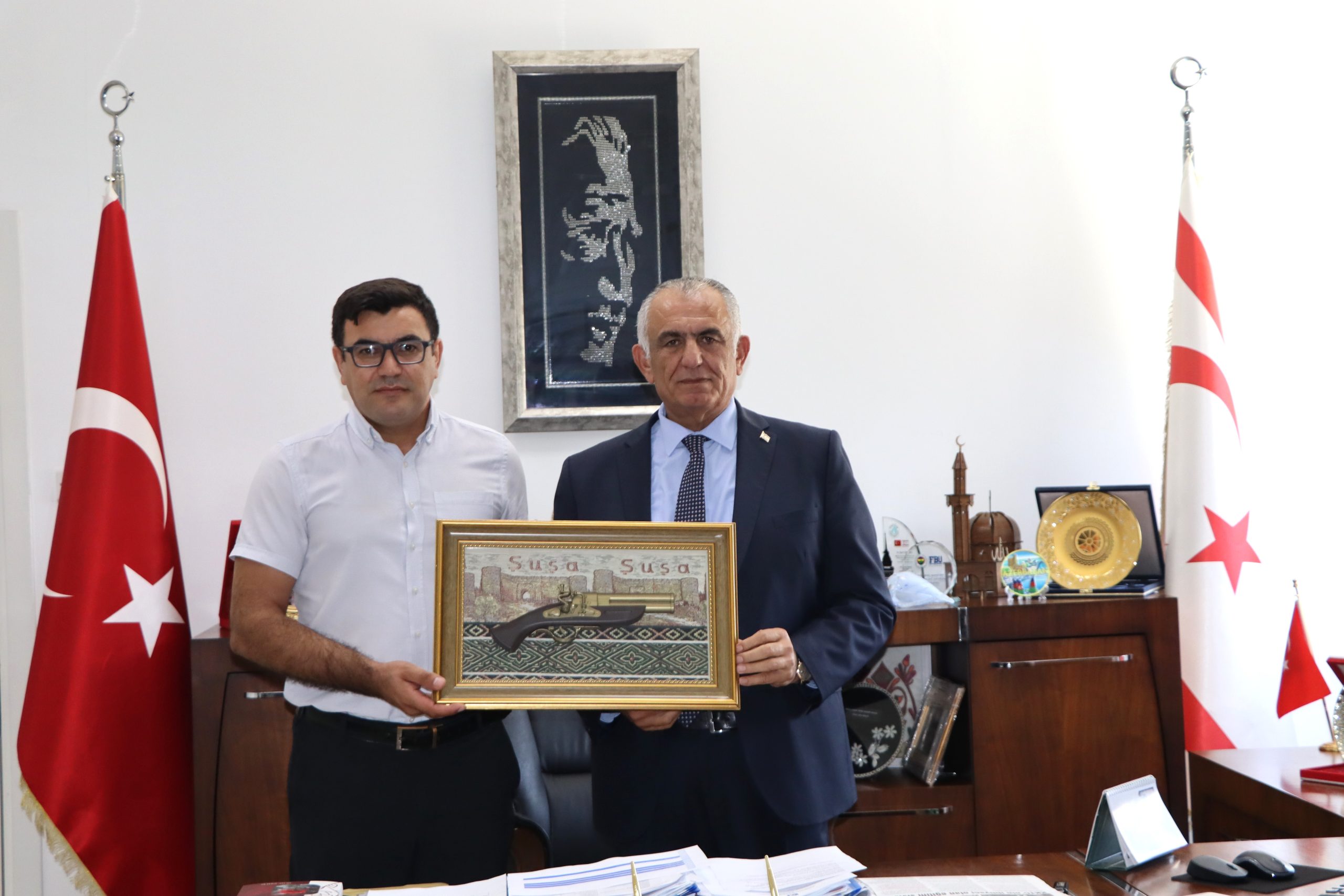 Bakan Çavuşoğlu, Kıbrıs -Azerbaycan Diaspora Merkezi Yönetim Kurulu Başkanı Dinyev’i kabul etti