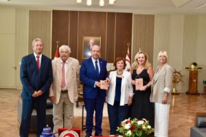 Cumhurbaşkanı Tatar, yazar Canev Dinçer’i kabul etti