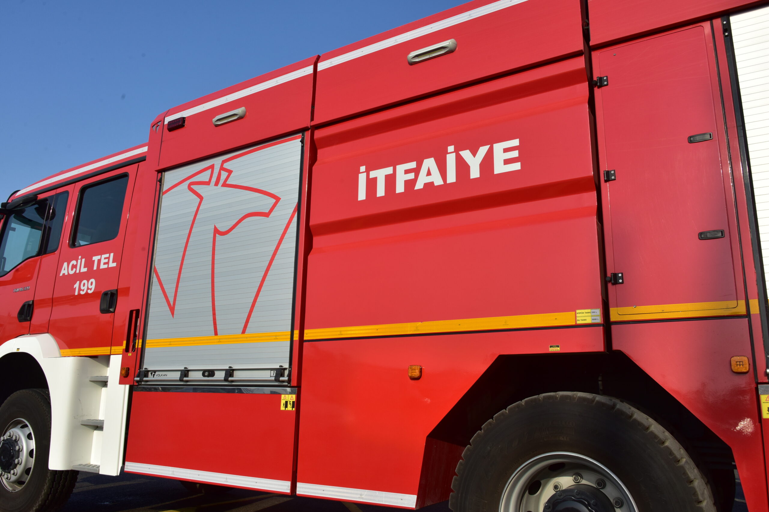 Haspolat’ta park halindeki dozere çarpan otomobil yandı