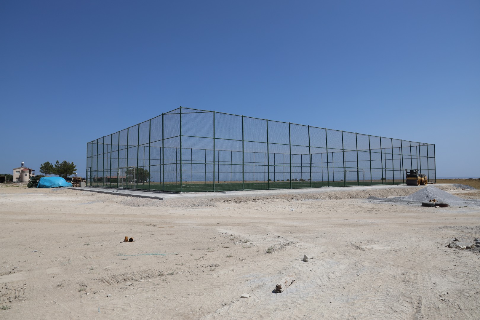 Altınova köy meydanında düzenlenme yapılıyor