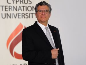 UKÜ Tıp Fakültesi öğretim üyesi Resmi, Deli Dana hastalığına karşı uyardı