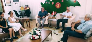 Barış Harekâtı Komutanlarından Korgeneral Bedrettin Demirel’in oğlu, gelini ve torunu Kıbrıs TMT Mücahitler Derneğini ziyaret etti
