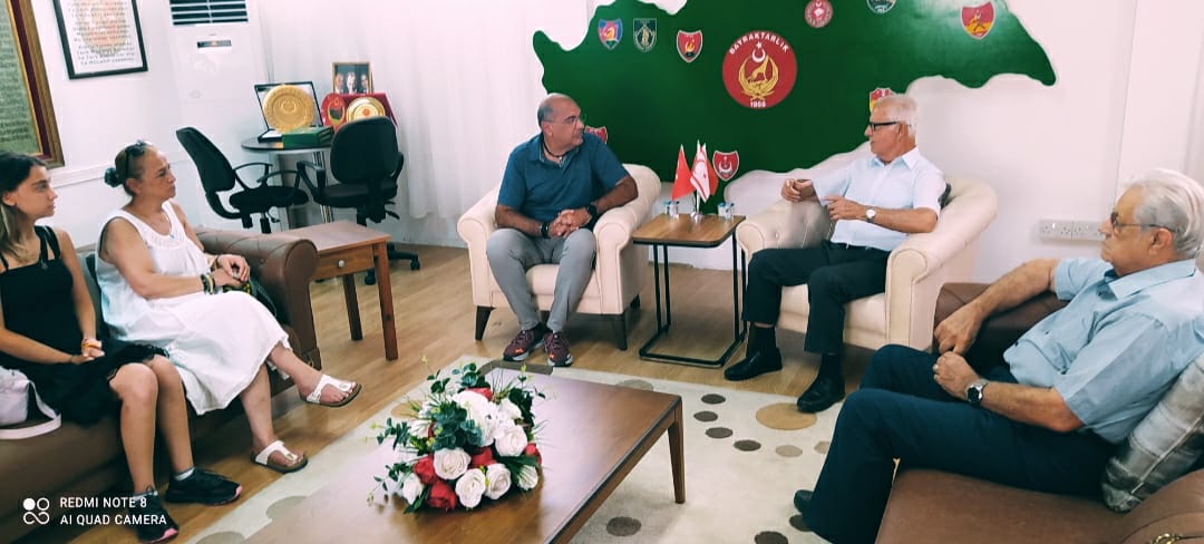 Barış Harekâtı Komutanlarından Korgeneral Bedrettin Demirel’in oğlu, gelini ve torunu Kıbrıs TMT Mücahitler Derneğini ziyaret etti