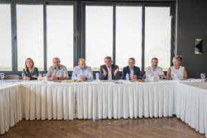 Erhürman, bir grup ekonomistle bir araya geldi