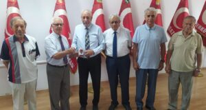 Dışişleri Bakanı Tahsin Ertuğruloğlu Aziz Sancar’a KKTC kimlik kartını takdim etti